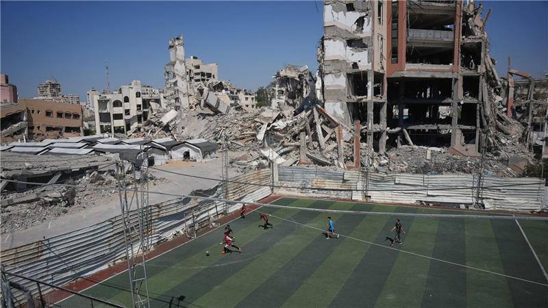 Palästinenser spielen Fußball in Gaza.