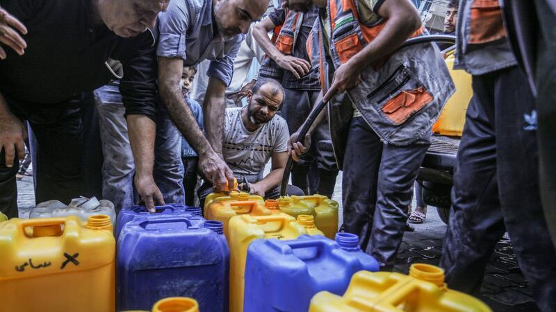 Unicef: Wassermangel im Gazastreifen Frage von Leben und Tod Palästinenser stehen Schlange, um Wasser zu bekommen.
