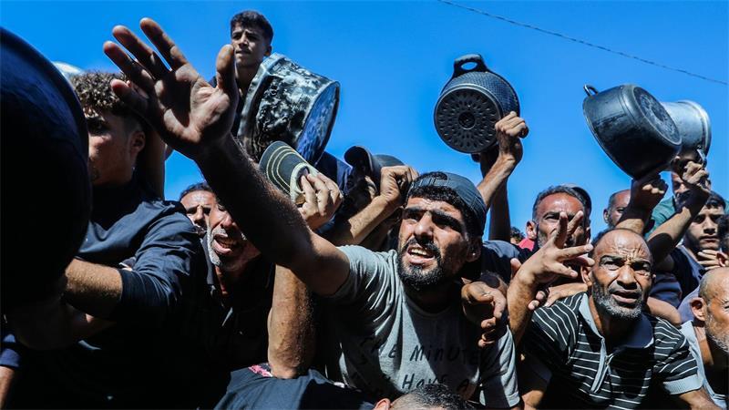 Palästinenser stehen dicht gedrängt, um Lebensmittelhilfe entgegenzunehmen, die von Hilfsorganisationen im Stadtteil Al-Mawasi in Chan Junis verteilt wird.