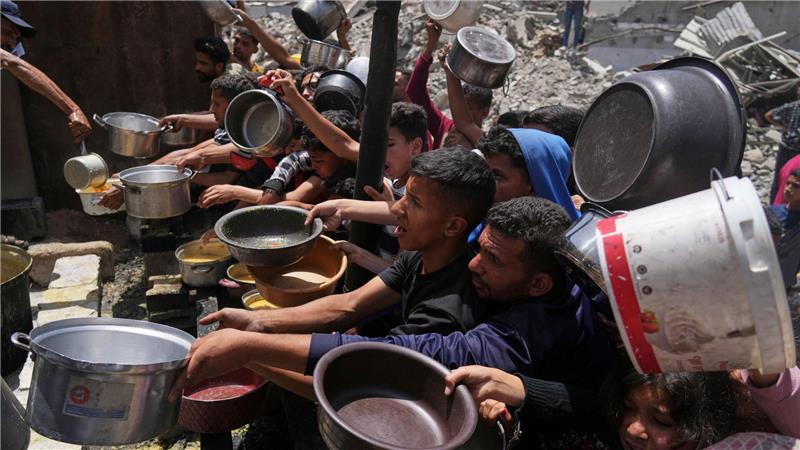 Palästinenser stehen für Lebensmittel im nördlichen Gazastreifen an. (Archivbild)