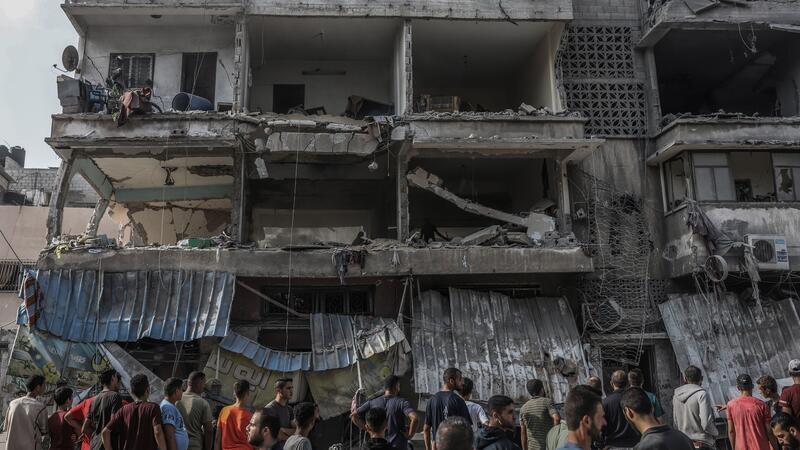 Bericht: 700 Palästinenser an einem Tag getötet Palästinenser stehen nach einem israelischen Angriff auf Gaza-Stadt vor den Trümmern eines Gebäudes.