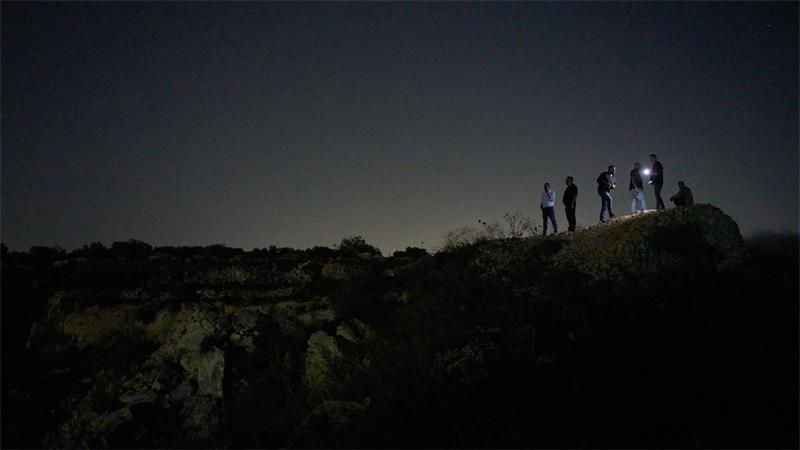 Palästinenser stehen während einer freiwilligen Nachtwache auf einem Hügel, um Angriffe israelischer Siedler in der Stadt Sinjil im Westjordanland zu verhindern.