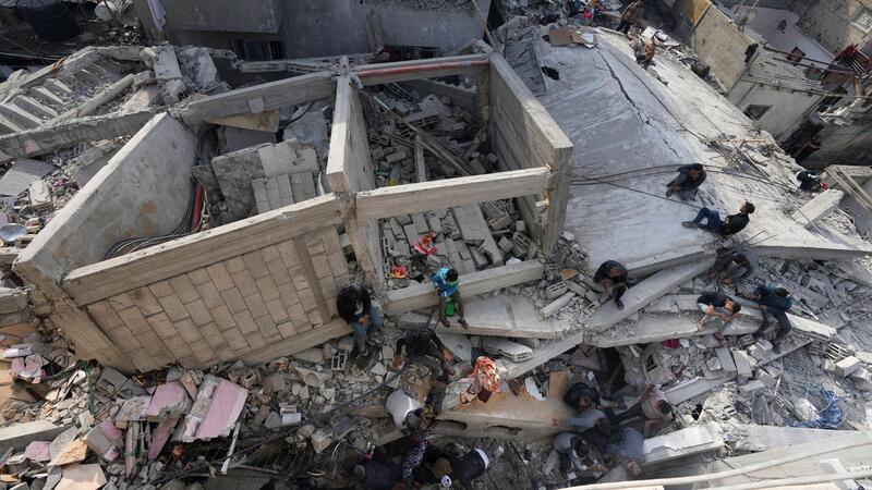 Not in Gaza verschärft sich - USA lehnen Waffenstillstand ab Palästinenser suchen in einem zerstörten Flüchtlingslager im Zentrum des Gazastreifens nach Leichen.