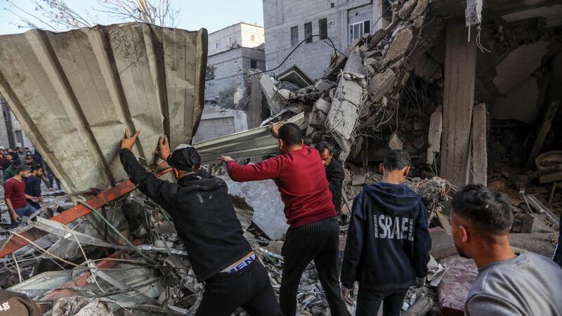 Nach Feuerpause wieder heftige Kämpfe im Gazastreifen Palästinenser suchen nach einem israelischen Luftangriff im südlichen Gazastreifen nach Überlebenden.