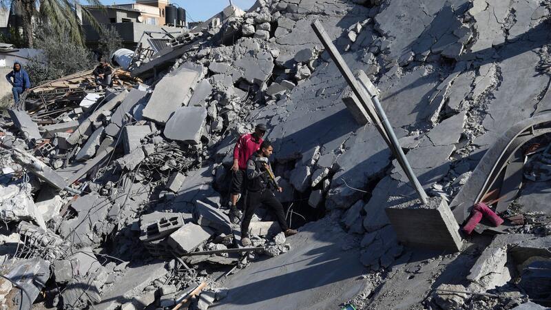 Sorge vor Bodenoffensive in Rafah wächst Palästinenser suchen nach einem israelischen Luftangriff im Flüchtlingslager Nusseirat nach Überlebenden.