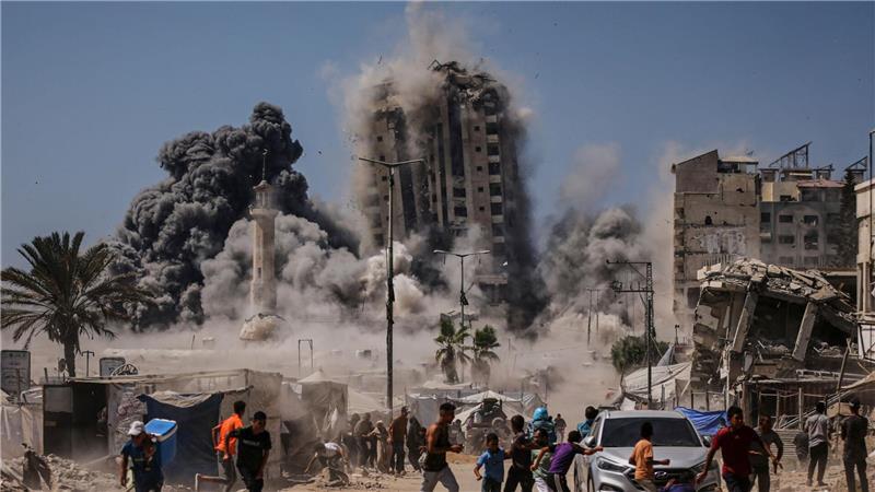 Bilder des Tages Palästinenser suchen während eines israelischen Luftangriffs auf ein Hochhaus im Gaza Schutz, nachdem die israelische Armee zuvor eine Warnung herausgegeben hatte.