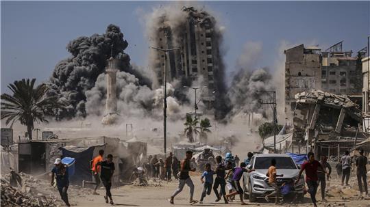 Palästinenser suchen während eines israelischen Luftangriffs auf ein Hochhaus im Gaza Schutz, nachdem die israelische Armee zuvor eine Warnung herausgegeben hatte. 