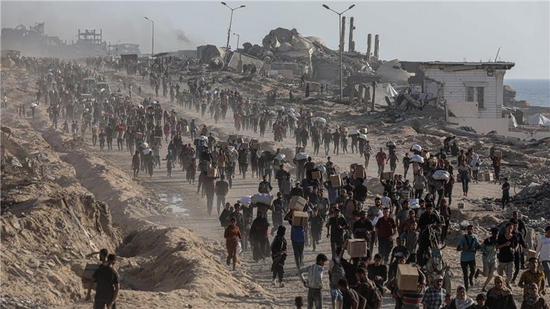 Palästinenser tragen Lebensmittelpakete, die von der The Gaza Humanitarian Foundation (GHF) verteilt wurden.