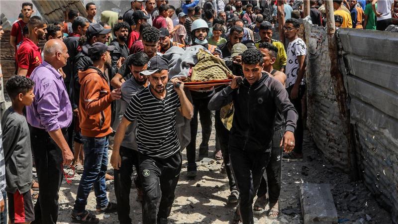Palästinenser tragen Opfer eines Luftangriffs. 