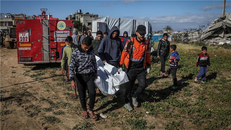 Palästinenser tragen im Gazastreifen eine Leiche. 