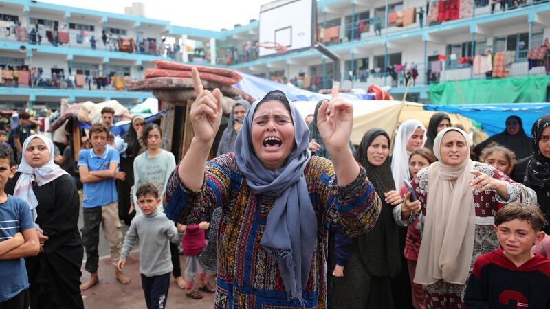Netanjahu: Zweite Phase des Gaza-Krieges hat begonnen Palästinenser trauern in Dair al-Balah um ein Kind, das bei der israelischen Bombardierung des Gazastreifens getötet wurde.