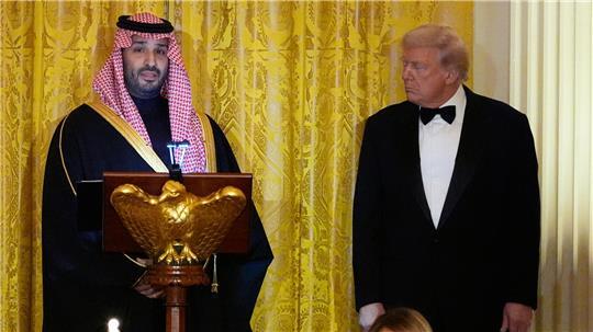 Palästinenser überprüfen Autos, die bei einem israelischen Angriff am Abend des 18. November im palästinensischen Flüchtlingslager Ain al-Hilwah in der Hafenstadt Sidon beschädigt wurden.