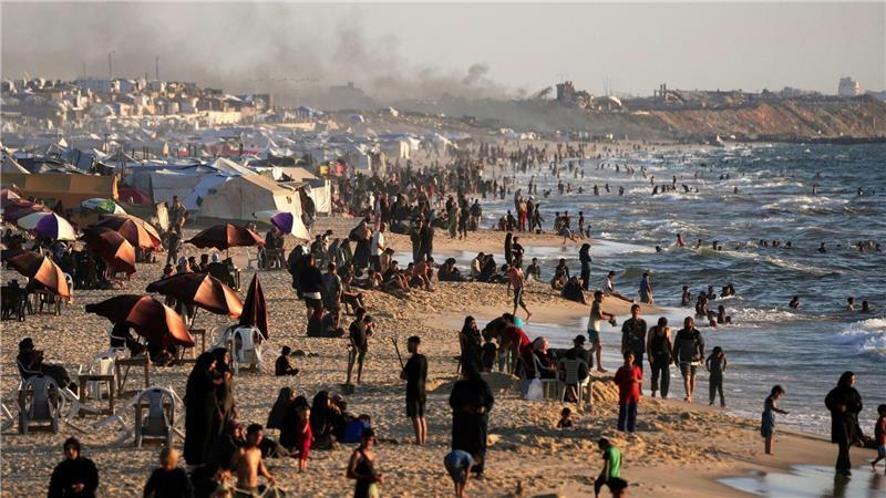 Palästinenser verbringen während einer Hitzewelle in Gaza-Stadt Zeit am Meer.