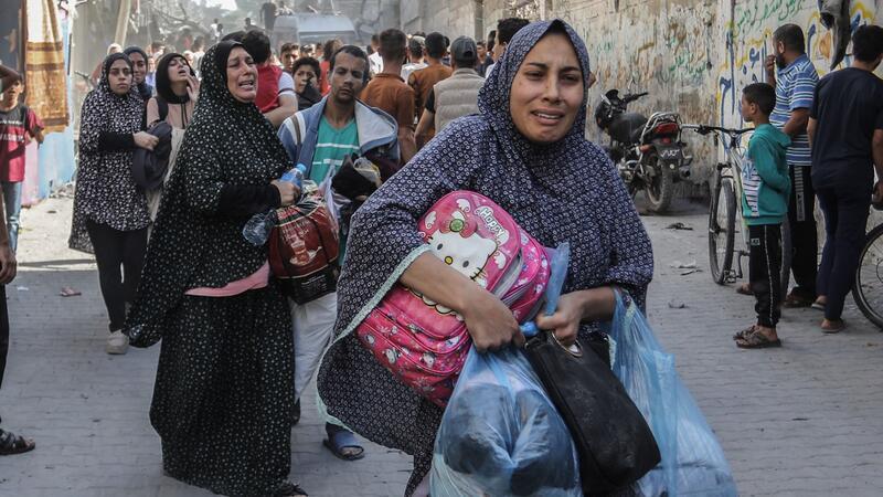 Israel rückt mit unverminderter Härte im Gazastreifen vor Palästinenser verlassen nach einem israelischen Luftangriff ihre Häuser in Rafah.