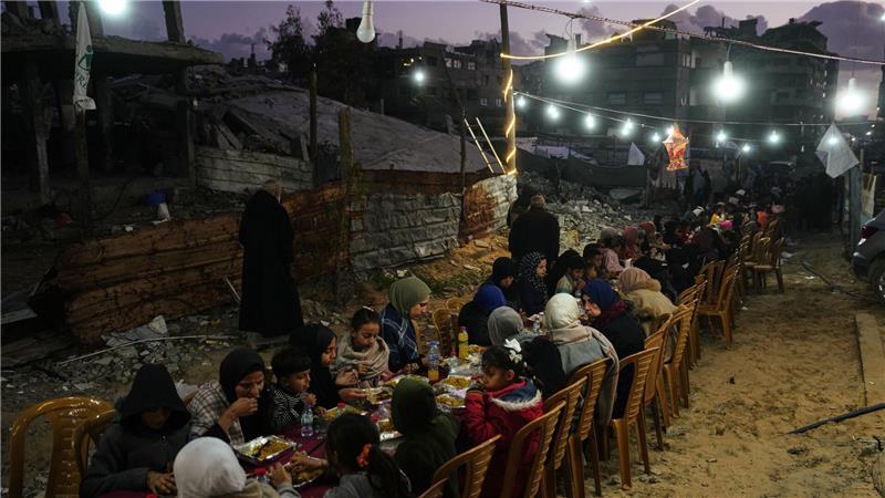 Palästinenser versammeln sich im Gazastreifen zwischen Trümmern beim Fastenbrechen zum Ramadan.