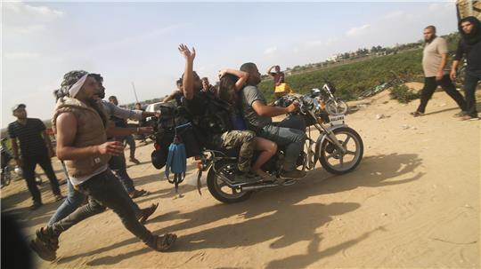 Palästinenser verschleppen die israelische Zivilistin Noa Argamani am 7. Oktober 2023 auf einem Motorrad aus dem Süden Israels in den Gazastreifen. 