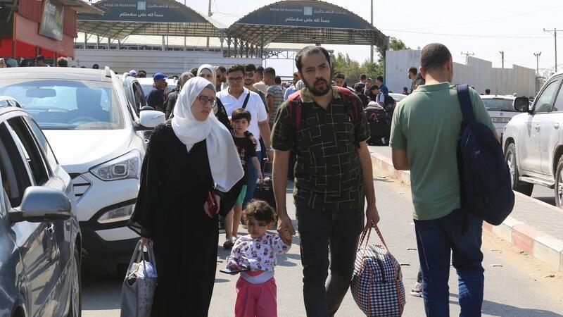 Bericht: Israel verschiebt Bodenoffensive wegen des Wetters Palästinenser warten am Grenzübergang zwischen dem Gazastreifen und Ägypten im Süden des abgeriegelten Gebiets.