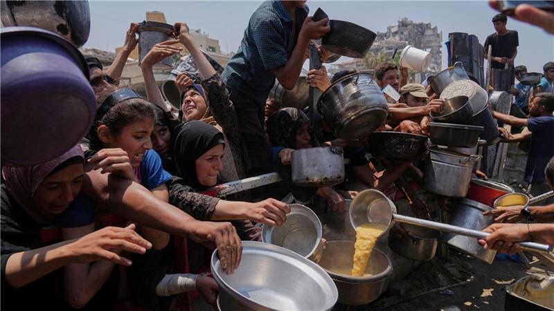 Fortschritte gegen den Hunger - aber nicht überall Palästinenser warten an einer Ausgabestelle für gespendete Lebensmittel im Gazastreifen. (Archivbild)