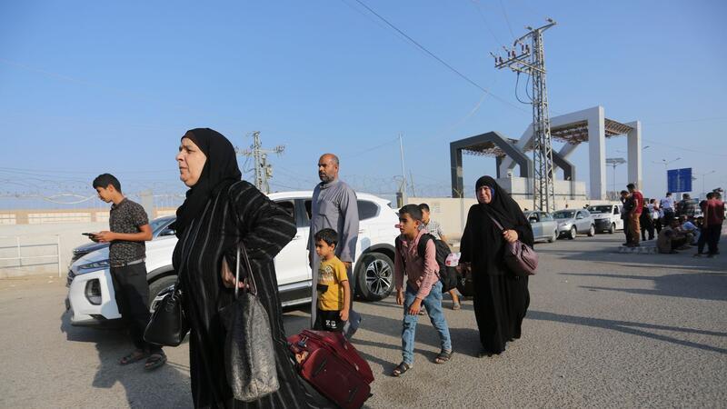 Palästinenserinnen und Palästinenser am Grenzübergang Rafah.