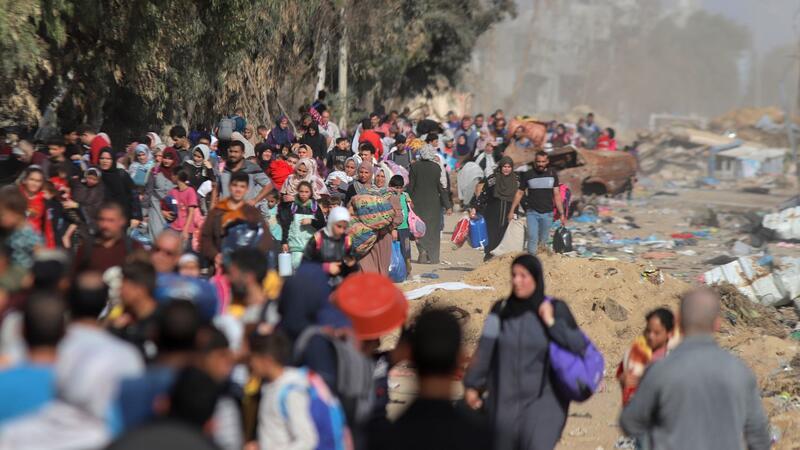 Konkrete Hoffnung auf Freilassung Dutzender Geiseln in Gaza Palästinenserinnen und Palästinenser laufen von der Stadt Gaza Richtung Süden, um sich dort vor israelischen Angriffen in Sicherheit zu bringen.