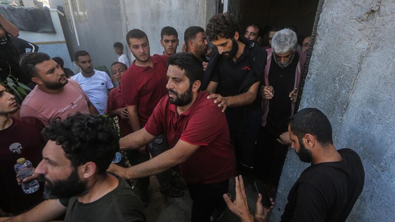 Palästinenser: Tausende Arbeiter zurück nach Gaza geschickt Palästinensische Arbeiter kehren über den Grenzübergang Kerem Shalom in den Gazastreifen zurück.