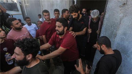 Palästinensische Arbeiter kehren über den Grenzübergang Kerem Shalom in den Gazastreifen zurück.