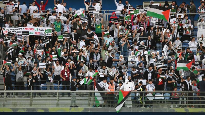 Palästinensische Fans im Stadion.