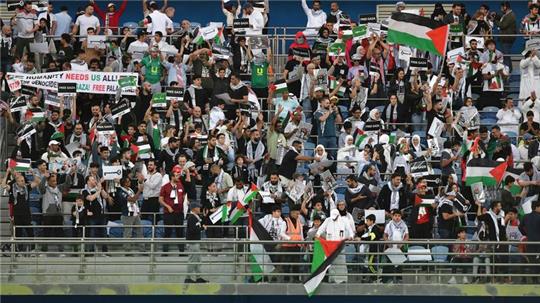 Palästinensische Fans im Stadion.