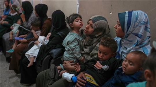 Palästinensische Frauen warten mit ihren kranken Kindern auf medizinische Versorgung in einer überfüllten Klinik in der Stadt Gaza. (Archivbild)