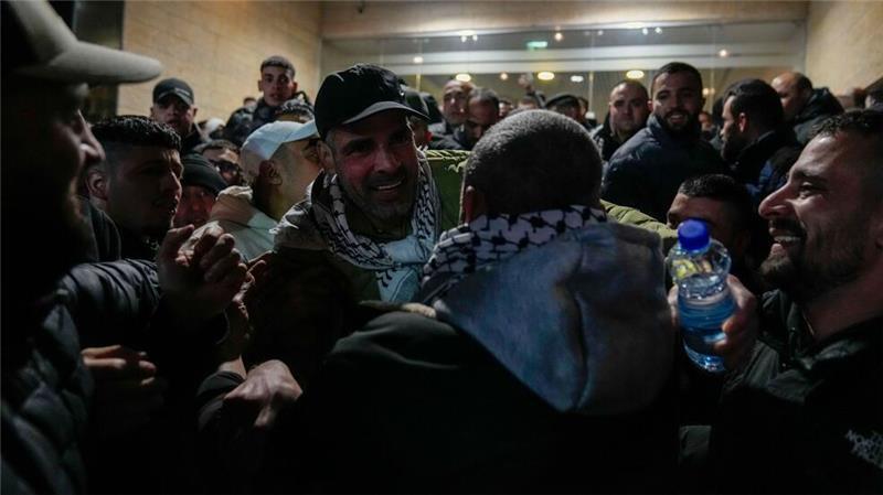 Palästinensische Gefangene werden nach ihrer Freilassung aus israelischen Gefängnissen in der Stadt Ramallah im Westjordanland begrüßt.
