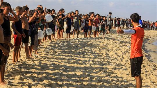 Palästinensische Jungen nehmen im Gazastreifen an der Veranstaltung „Swimming with Gaza“ teil.