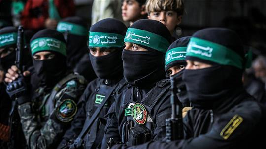 Palästinensische Kämpfer nehmen an der Beerdigung von fünfzehn Mitgliedern der Kassam-Brigaden, des militärischen Flügels der Hamas, teil. 