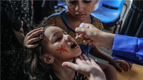 Palästinensische Kinder erhalten Polio-Impfstoff-Tropfen im Rahmen der zweiten Polio-Impfkampagne in Deir El-Balah im zentralen Gazastreifen. Ziel der zweiten Kampagne ist es, mehr als 640.000 Kinder im Gazastreifen vollständig zu impfen.