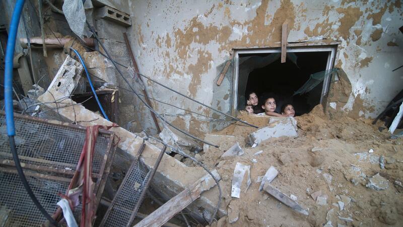 Bodenoffensive in Gaza erwartet - Nahost-Flächenbrand droht Palästinensische Kinder schauen in Rafah im Süden des Gazastreifens aus einem Fenster, das bei israelischen Luftangriffen zerstört wurde.