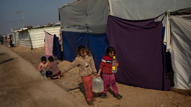 Neue Wasserleitung versorgt Gazastreifen aus Ägypten Palästinensische Kinder tragen Wasser in einem behelfsmäßigen Zeltlager.