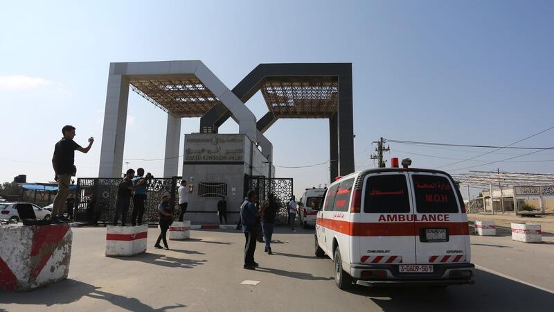 Palästinensische Krankenwagen am Grenzübergang in Rafah.