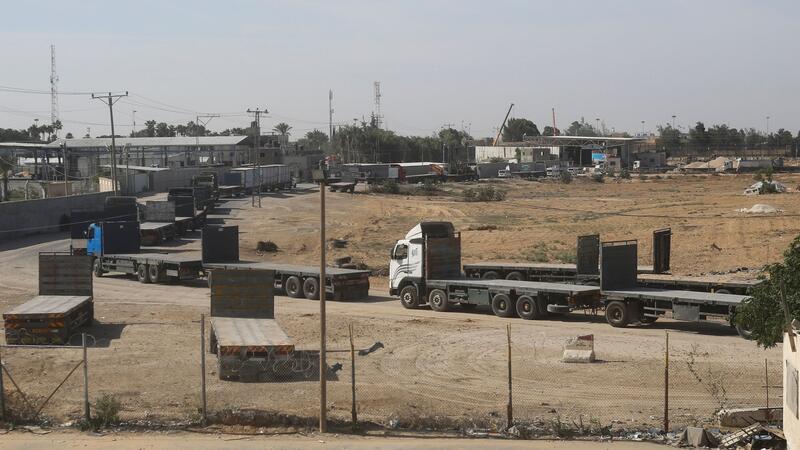 Palästinensische Lastwagen stehen im Gazastreifen an der Grenze zu Ägypten an, um humanitäre Hilfe zu transportieren. Erste Hilfslieferungen in den Gazastreifen sind angelaufen.