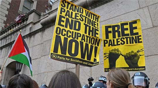 Palästinensische Unterstützer protestierten in der Nähe der Columbia University.