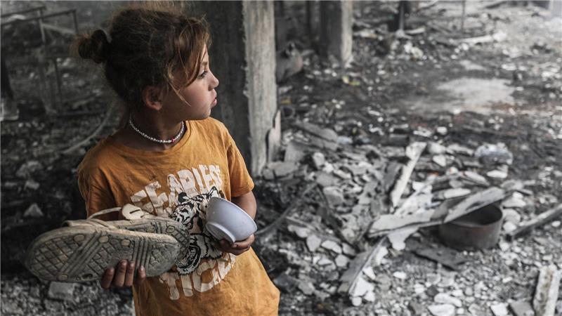 Palästinensischen Angaben zufolge waren in einem von Israel angegriffenen Gebäude Vertriebene untergebracht.