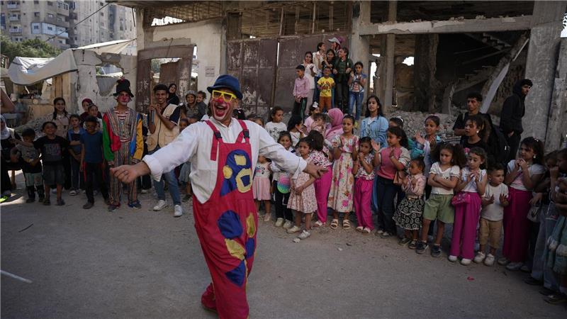 Palästinensischer Clown Reyad Bader bringt Kindern in Gaza zum Opferfest Freude