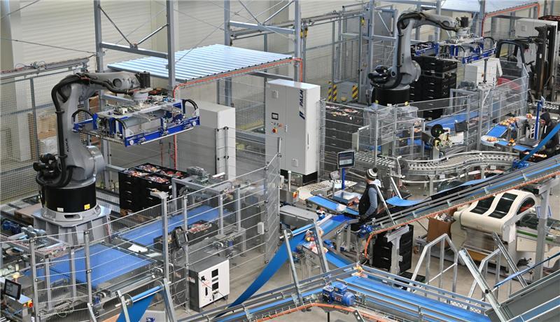 Palettierroboter stapeln die Kisten millimetergenau.