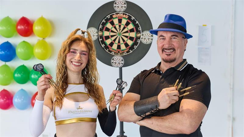 Die Jagd nach verrückten Rekorden Palina Glebova und ihr Coach Joe Alexander, mit dem sie die kuriosen Disziplinen trainiert.