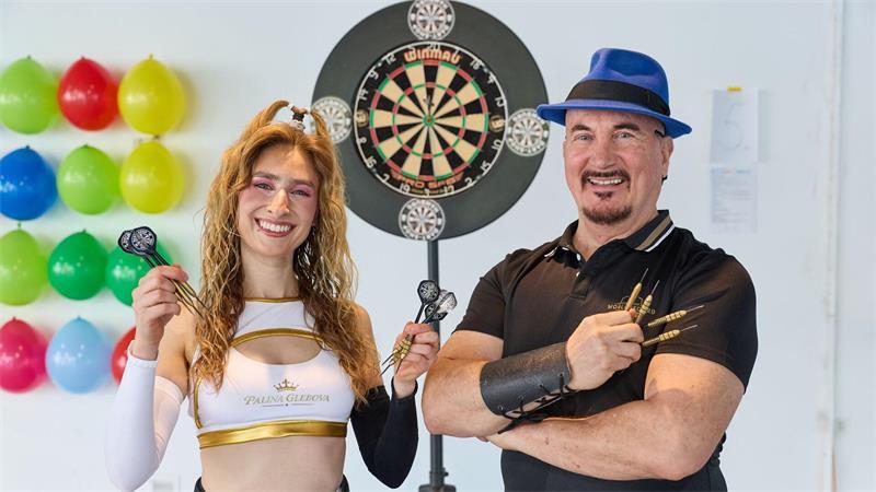Die Jagd nach verrückten Rekorden Palina Glebova und ihr Coach Joe Alexander, mit dem sie die kuriosen Disziplinen trainiert.