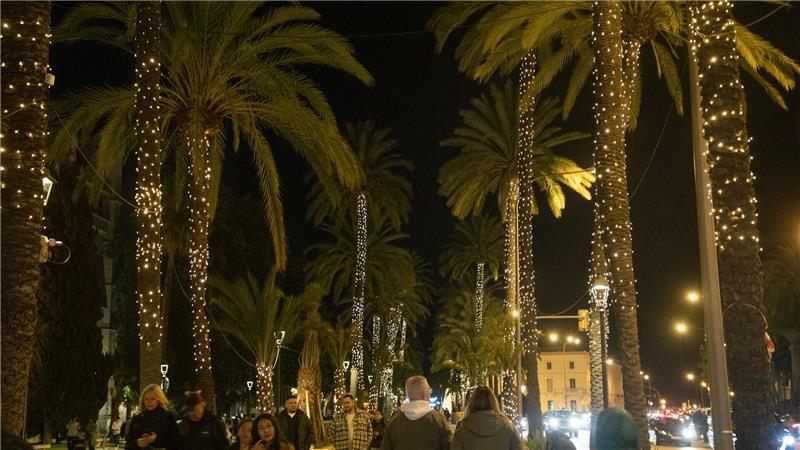 Palma hat die Weihnachtsbeleuchtung angeschaltet. 