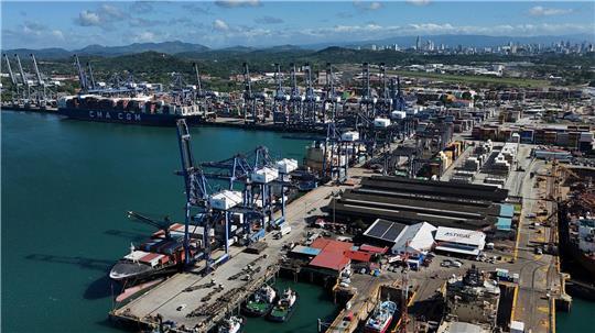 Panamas Verfassungsgericht hat die Verträge eines Hongkonger Konzerns für den Betrieb zweier am Panamakanal annulliert. Daran übt China deutliche Kritik. (Archivbild) 