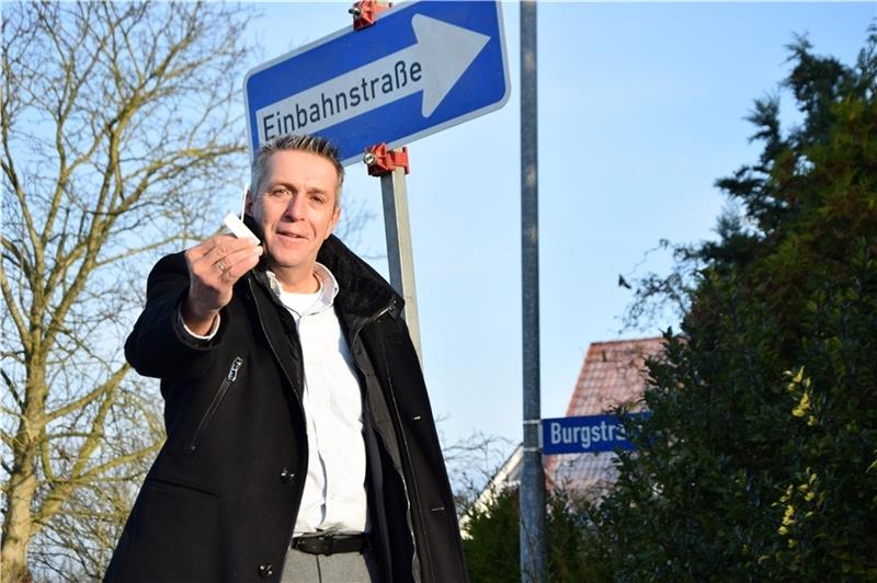 Pandemiebekämpfung : Bürgermeister Timo Gerke mit einem Corona-Test in der Hand. Die Burgstraße wird zur Einbahnstraße, damit in der Arztpraxis dort viel geimpft werden kann – ohne Verkehrschaos. Foto: Battmer