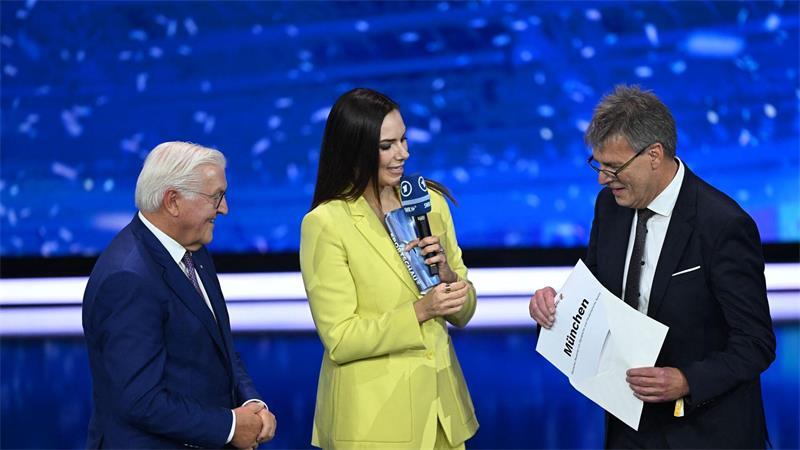 Jetzt in die Achterbahn: Wie München Olympia holen will Panne im Live-TV: DOSB-Chef Thomas Weikert (r) ließ den Sieger München schon vor der Verkündung durch Bundespräsident Frank-Walter Steinmeier erkennen.