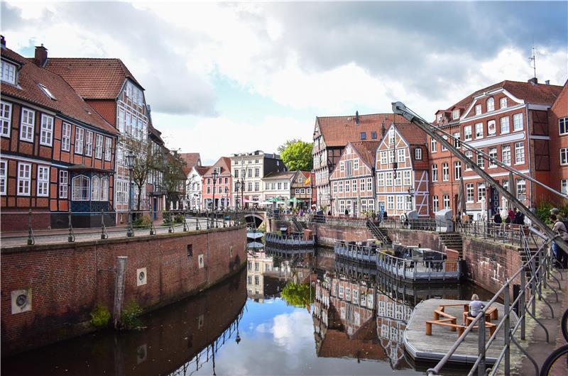 Blick auf den Hansehafen mit Fachwerkhäusern und Booten.