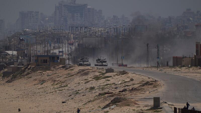 Panzer der israelischen Armee auf einer Straße im zentralen Gazastreifen.