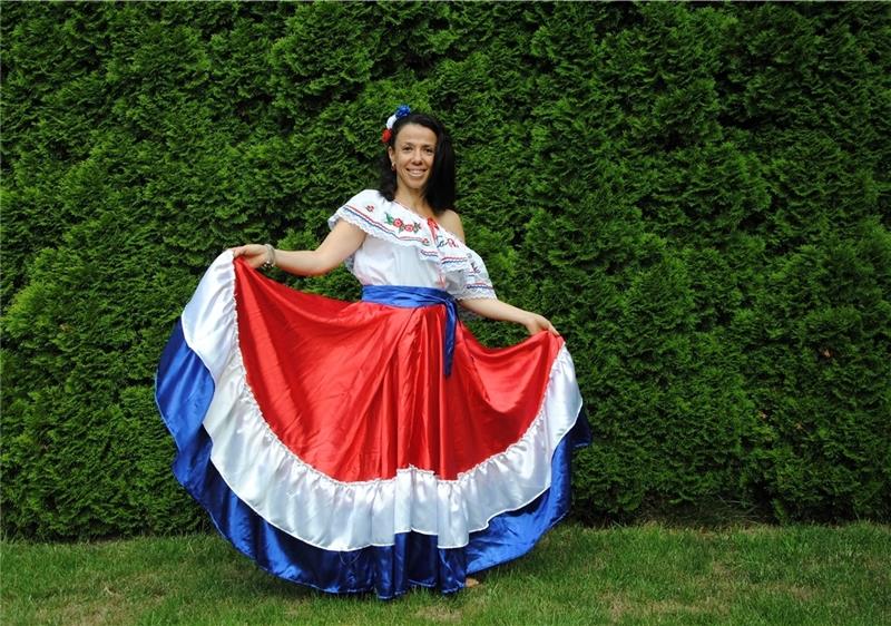Paola de Jiminez Brandt in den Farben Costa Ricas. Ihr „Landeskleid“, wie sie es nennt, hat sie aus Costa Rica mitgebracht und trägt es unter anderem bei Tanzveranstaltungen. Foto: Battmer